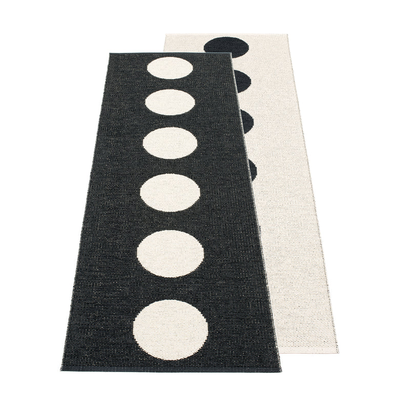 Pappelina - Vera Wendeteppich (70 cm) | 70 x 225 cm / black/vanilla