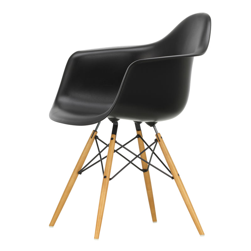 Vitra - Eames Plastic Armchair DAW RE | tiefschwarz RE / Ahorn gelblich