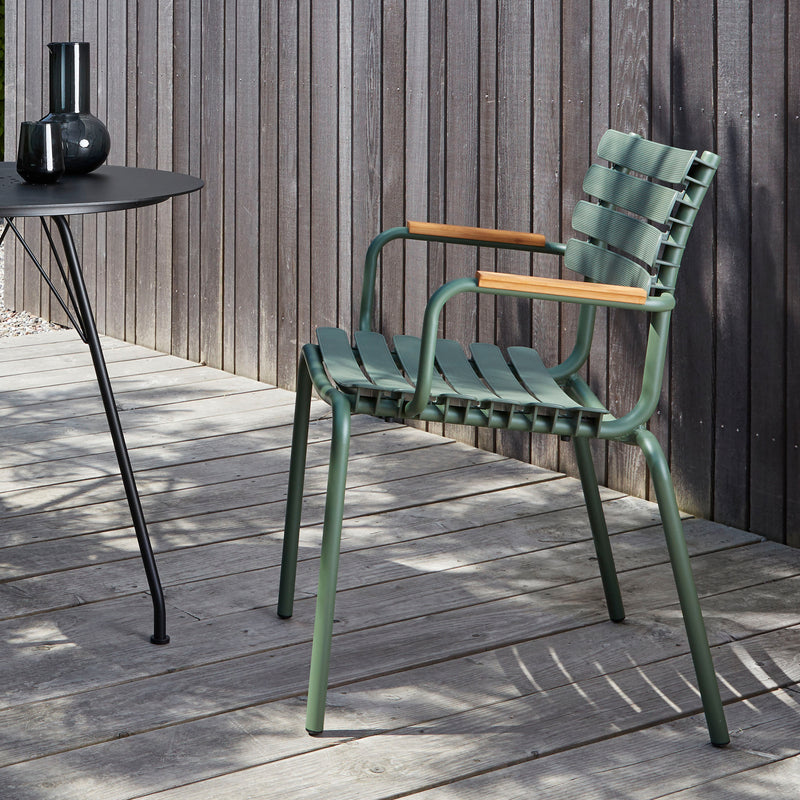 HOUE - ReCLIPS Outdoor Dining Armlehnstuhl | olivgrün/Bambus