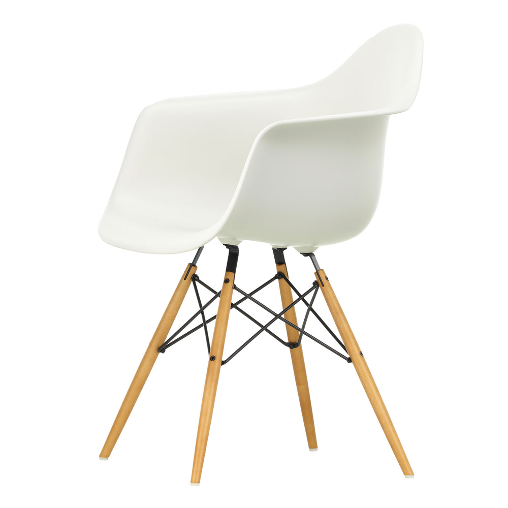 Vitra - Eames Plastic Armchair DAW RE | weiß / Ahorn gelblich
