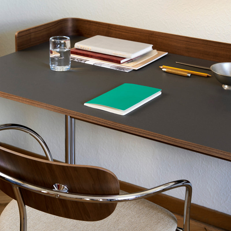 &amp;Tradition - Pavilion AV17 Schreibtisch mit Umrandung