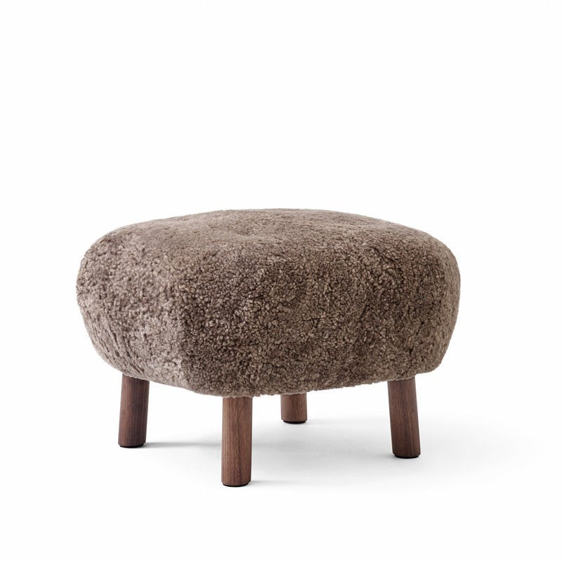 &amp;Tradition - Pouf ATD1 für Little Petra Sessel | Schaffell Sahara / Walnuss geölt